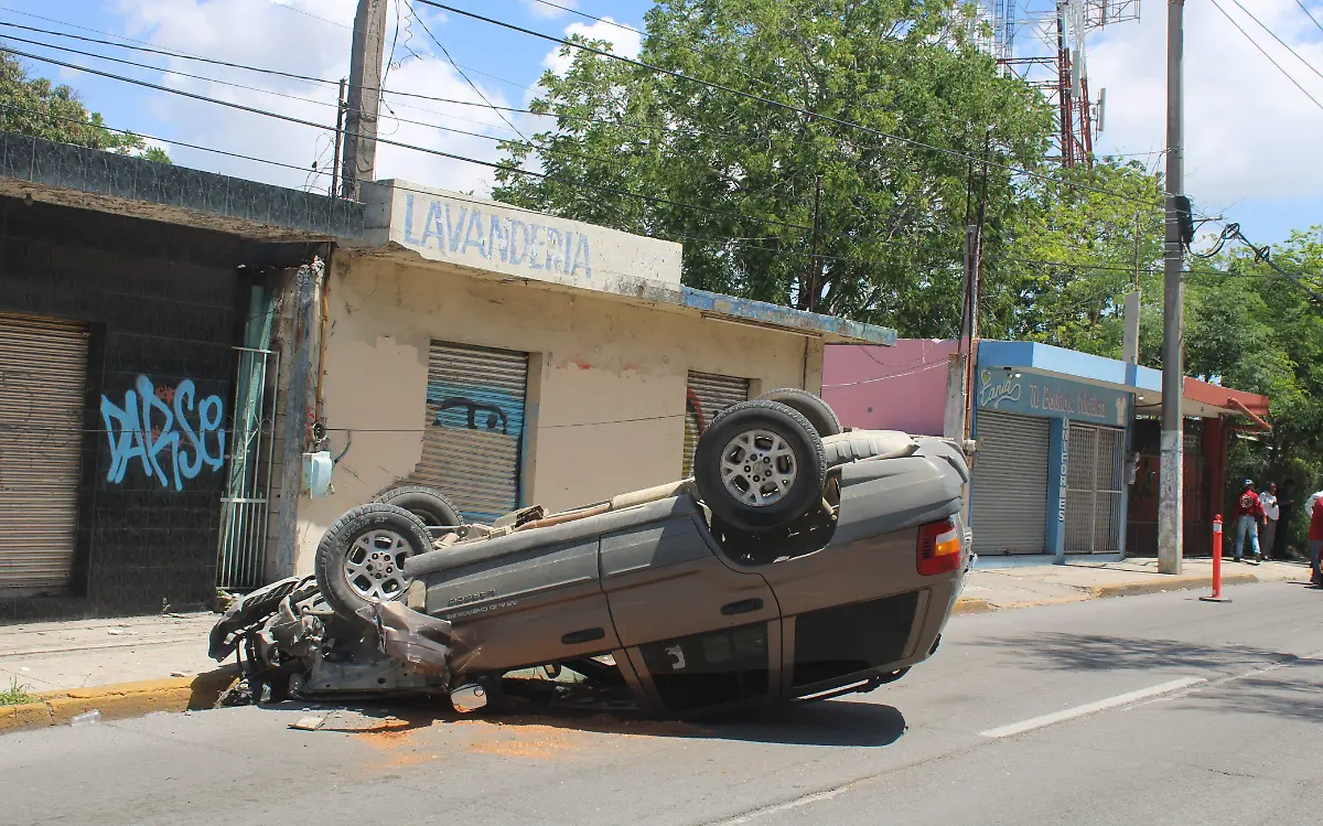 Camioneta choca contra comercio en Ciudad Madero y sufre volcadura Mario Cruces (1)